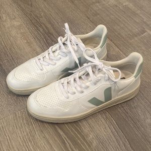 Size 11 white vejas with green trim